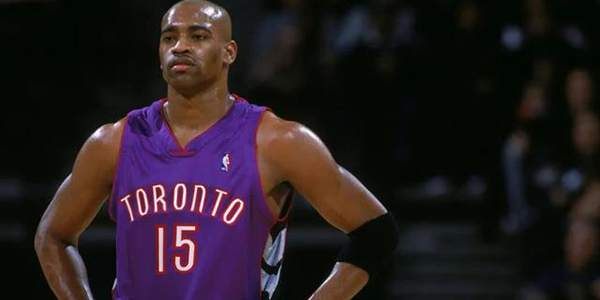 内忧外患！莱万对于出场时间感到不满，引发巴萨更衣室的稳定性.