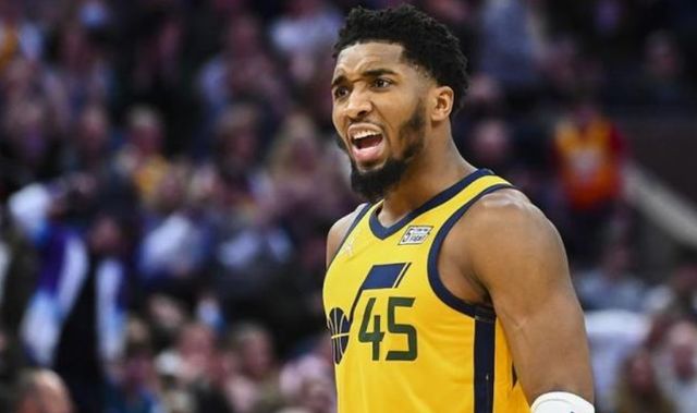 电竞春晚背 电竞春晚背